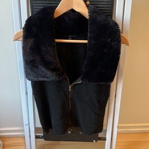Gap faux fur collar zip up sweater vest medium women’s.
